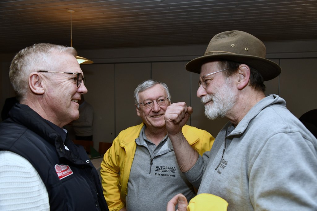 Toni Hansen og resten af generalforsamlingen lyttede til Erik Andersens og Per Vilslevs oplevelser i det nyligt overståede Rallye Monte-Carlo Historique
(Foto: Michael Eisenberg)